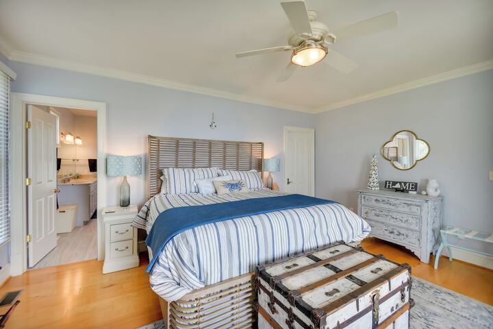 Bayfront White Stone Escape w / Private Beach!