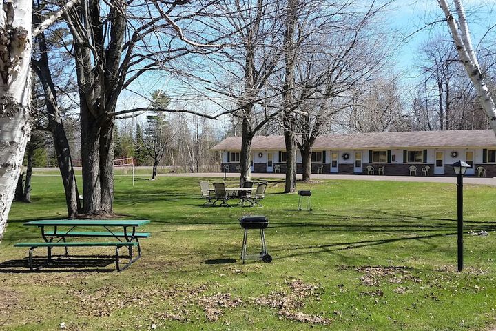 Sunshine Motel and Cabins