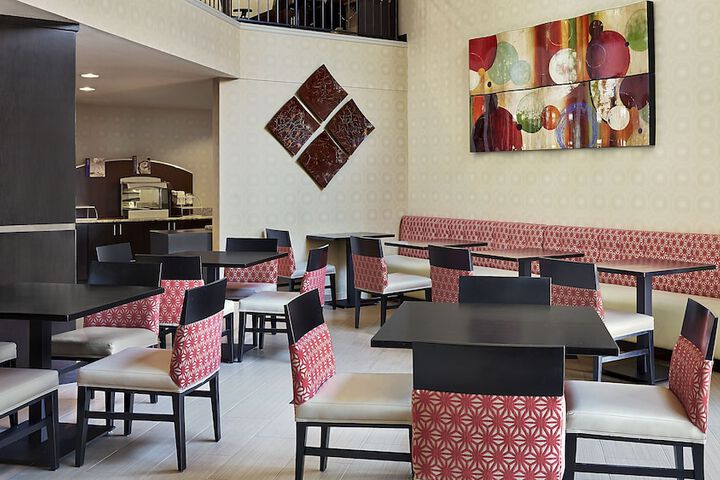 Holiday Inn Express Hotel Naples Downtown - 5th Avenue