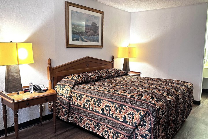 Room 8 of 12