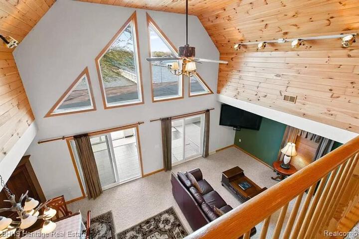 Newer Cottage on the Lake ample space for boats