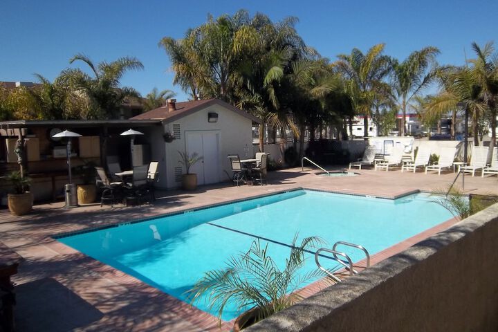 Ocairns Inn & Suites