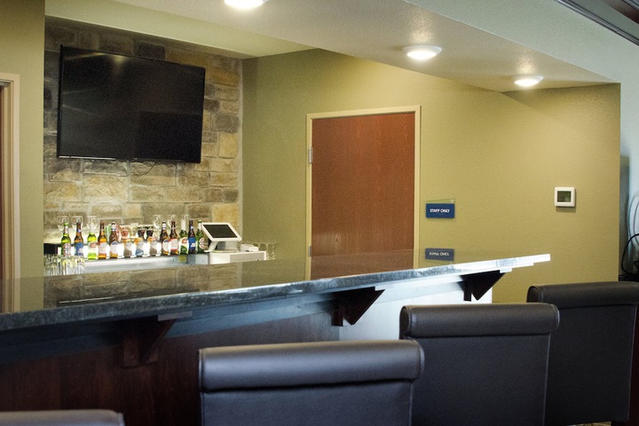 Lounge 37 of 40