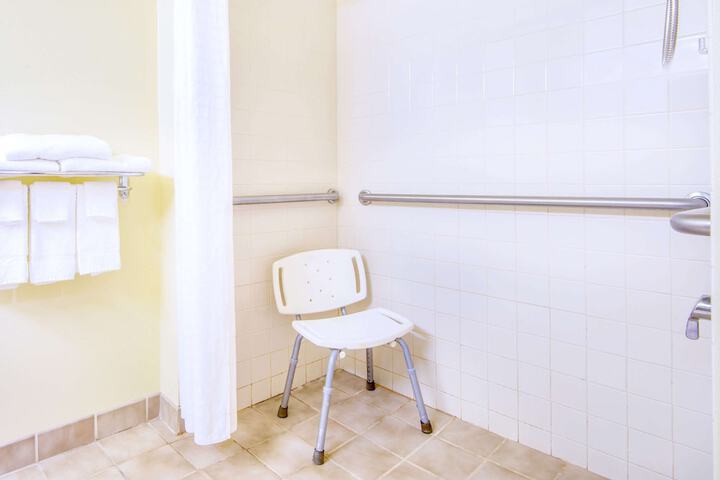 Room 10 of 33