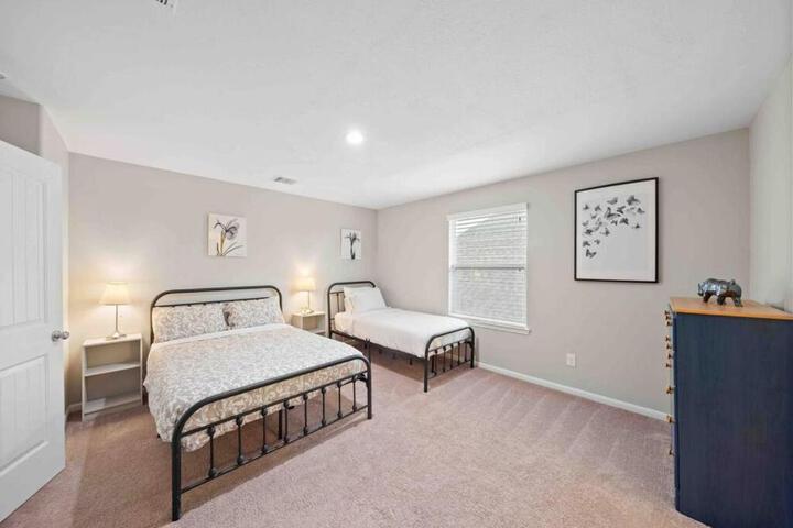 Houston House Sleeps 16~Arcade Style Game Room