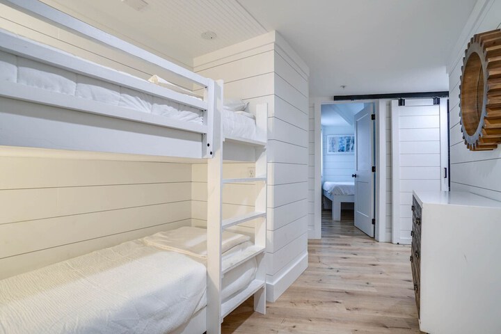 Room 44 of 86