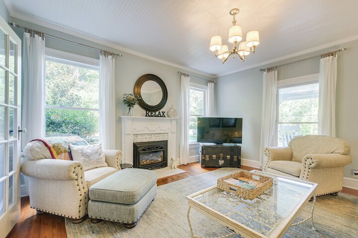 Historic & Charming Pittsboro Home w / Fireplaces