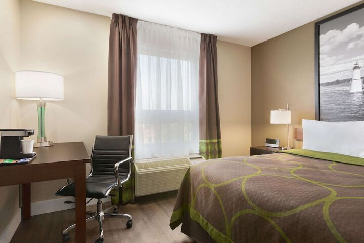 Super 8 by Wyndham Ajax / Toronto On