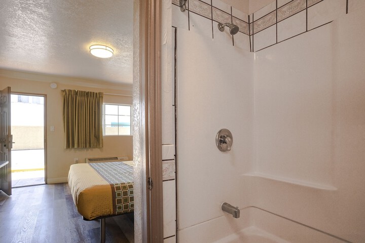 Room 27 of 37