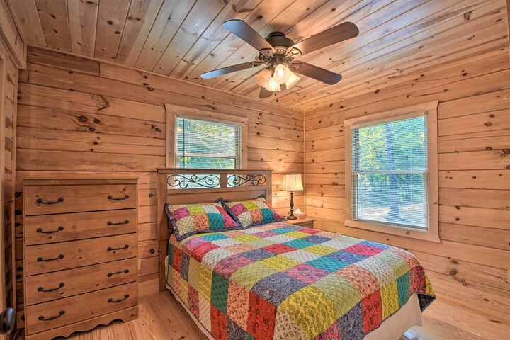 Secluded Cabin w / Deck 13 Miles to Downtown Murphy