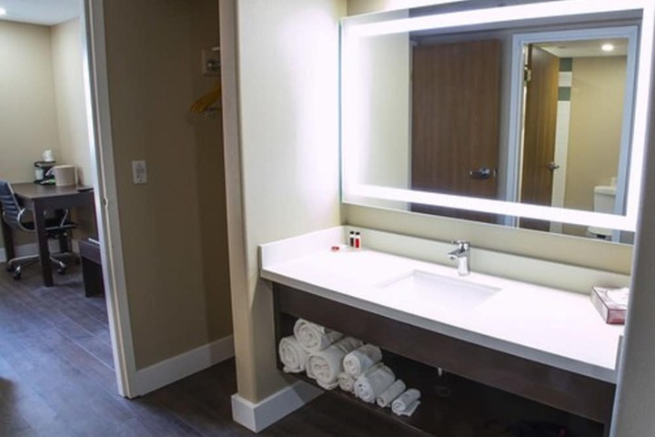 Super 8 by Wyndham Ajax / Toronto On