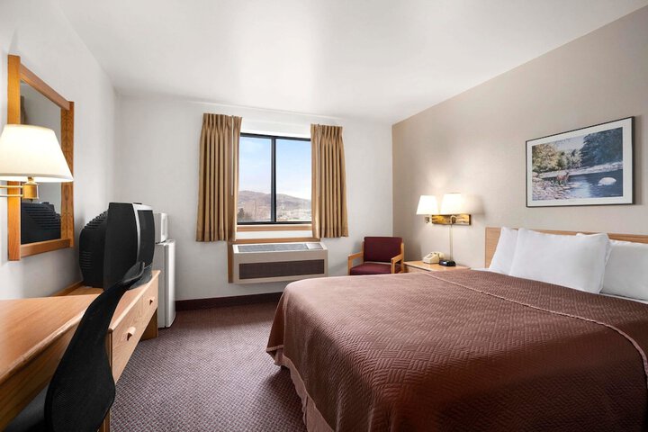 Room 10 of 18
