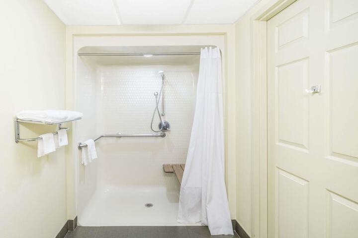Room 32 of 39