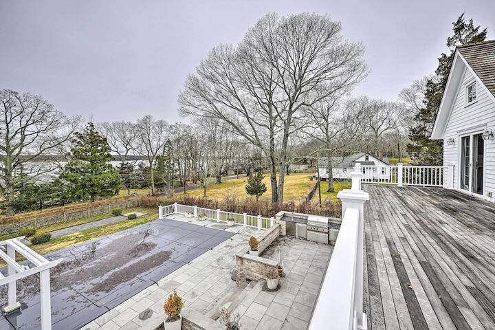 Shelter Island Retreat w / Outdoor Pool!