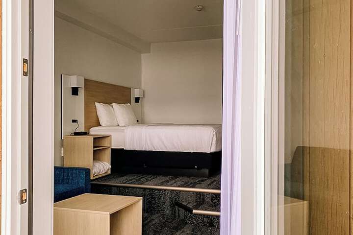 Room 52 of 102