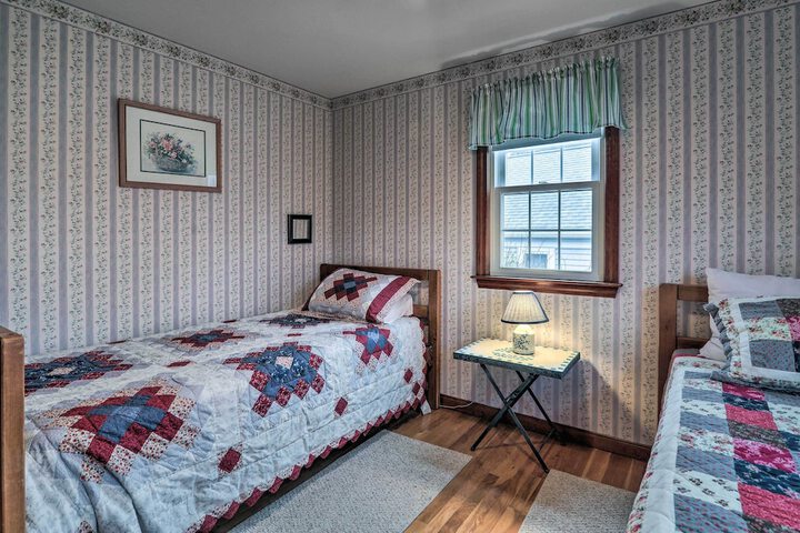 1 Mi to Beach: Quiet West Dennis Escape w / Sunroom