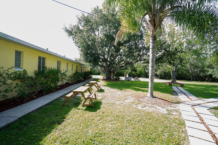 Mar Bay Motel & Suites