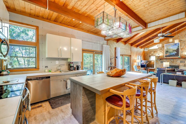 Gorgeous Bushkills Lodge w / Pool Access!