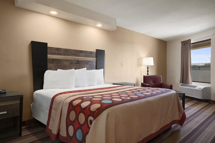 Room 4 of 16