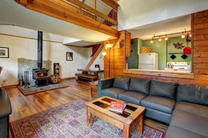 Huckleberry Hideout Cabin with Hot Tub