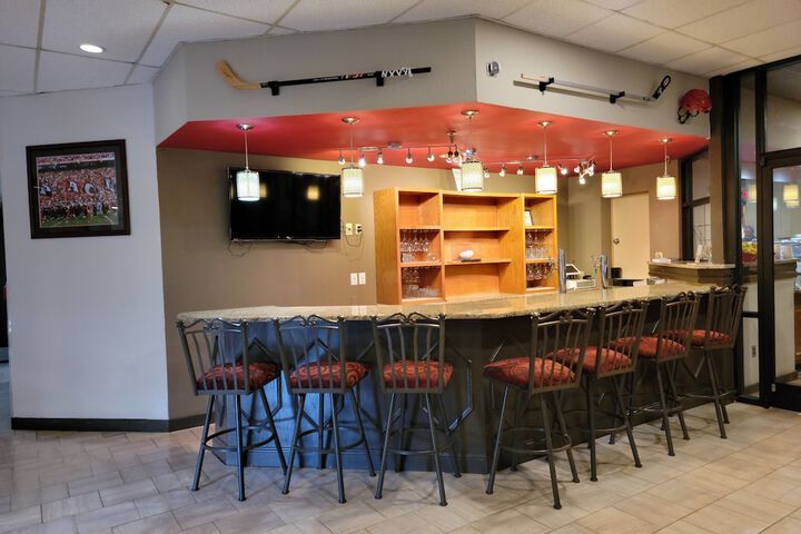 Lounge 21 of 24