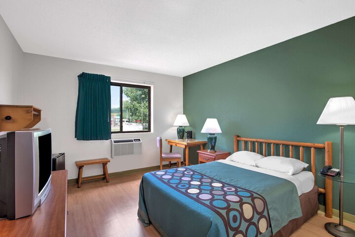 Room 8 of 28