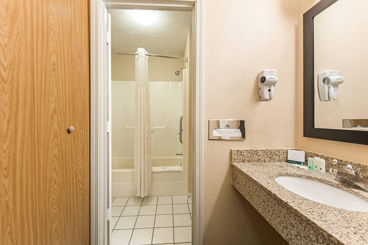 Quality Inn & Suites Portage Central
