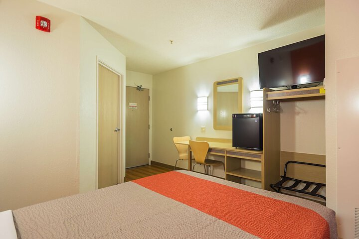 Room 28 of 33