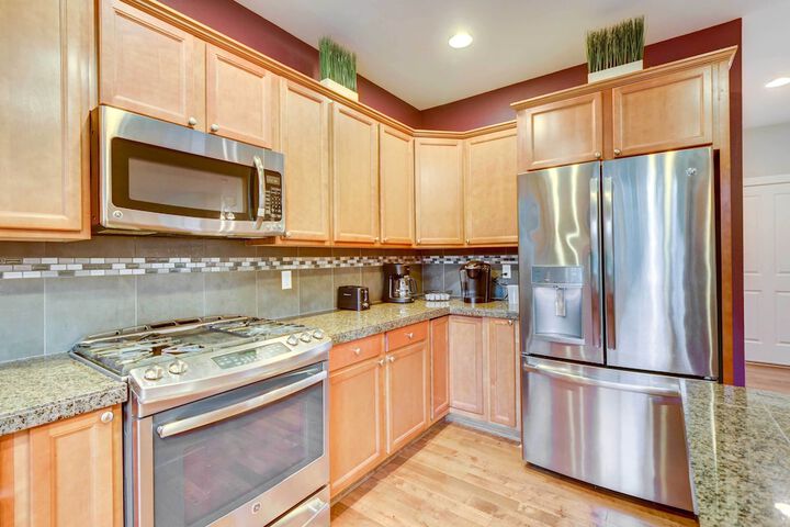 Spacious Kent Home Near Seatac Airport w / Patio