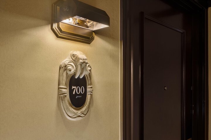 Room 51 of 77