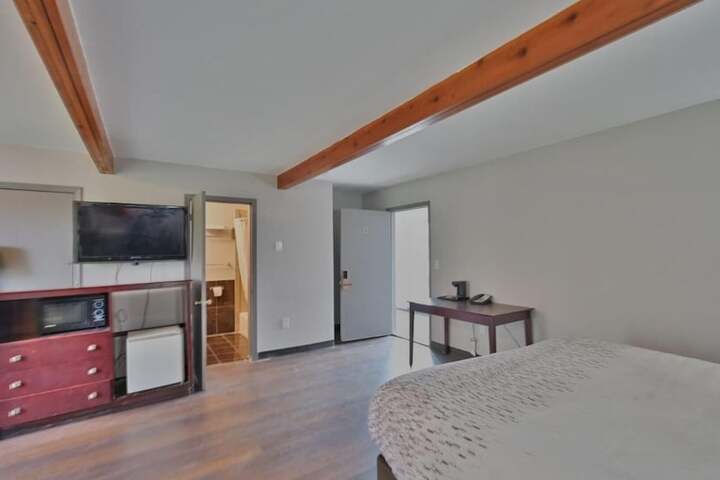 Room 33 of 37