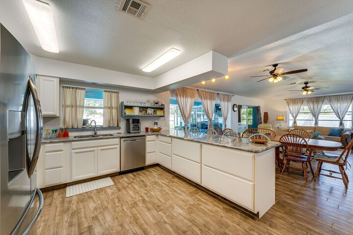 Breezy Englewood Condo w / Community Pool!