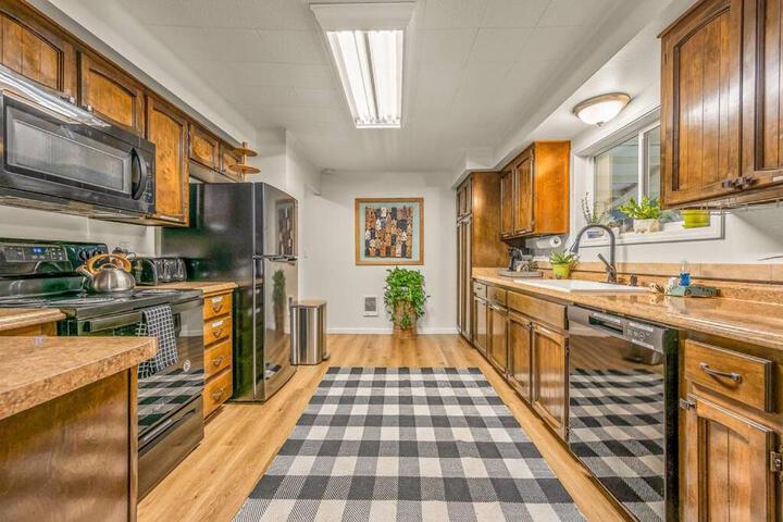 Bright Updated Waterfront Cottage Pets Welcome!