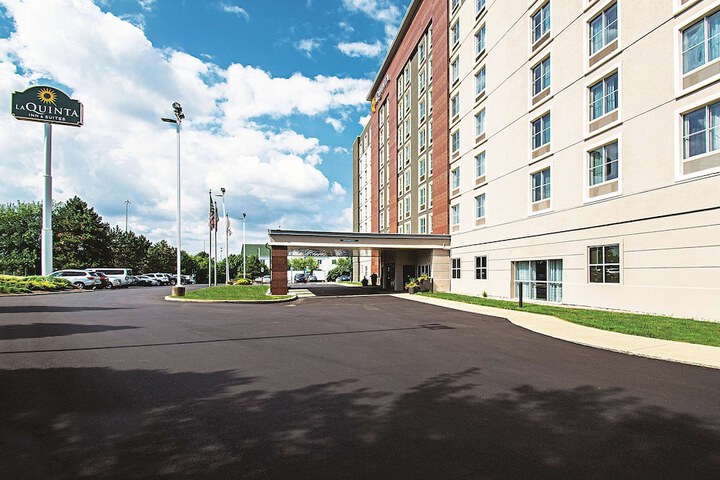 La Quinta Inn & Suites by Wyndham Cincinnati Sharonville