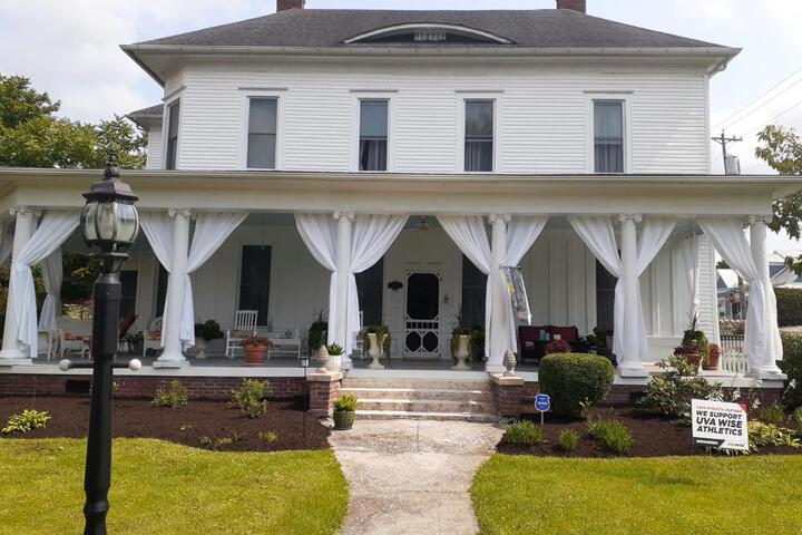 Cozy Turret Room at Nottingham Place in Wise with Plush Queen Bed Private Detached Full Bath