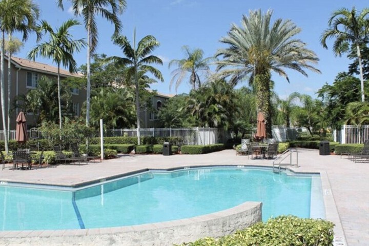 Sawgrass Mall Apartment 2