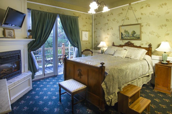 Gingerbread Mansion Inn