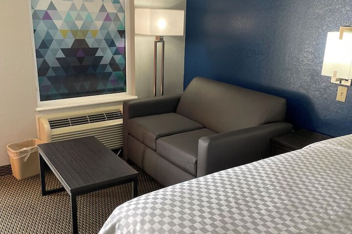 Clairmont Inn & Suites Warren