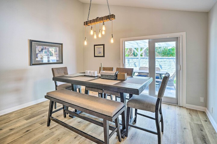 Sunny Orange County Abode w / Fire Pit & Backyard!