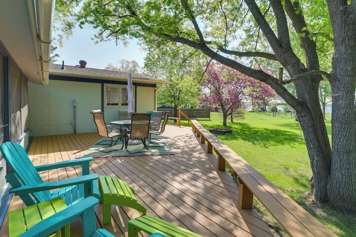 Home Rental on Detroit Lake: Dock Game Room!