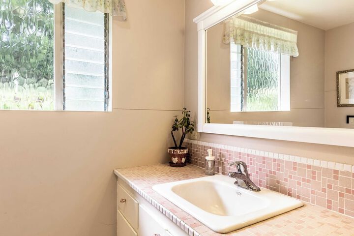 Private Beach Access + Water Views! Sleeps 18 Historic 6bdr Farmhouse w / Deck