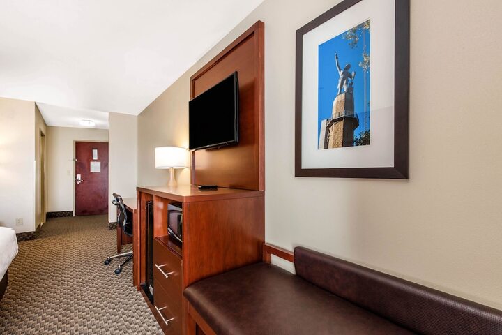 Room 25 of 33