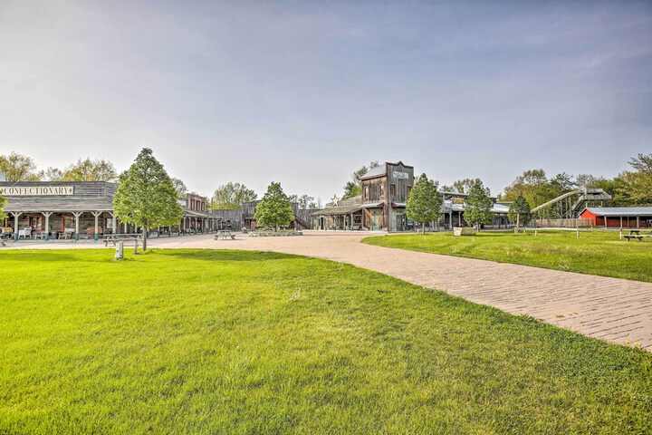 Resort Cabin w / Fire Pit: Golf Hike and Play!