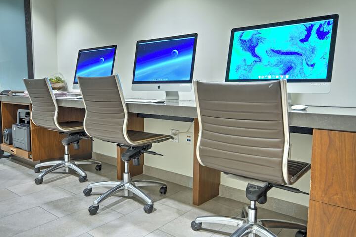 Business Center 32 of 34