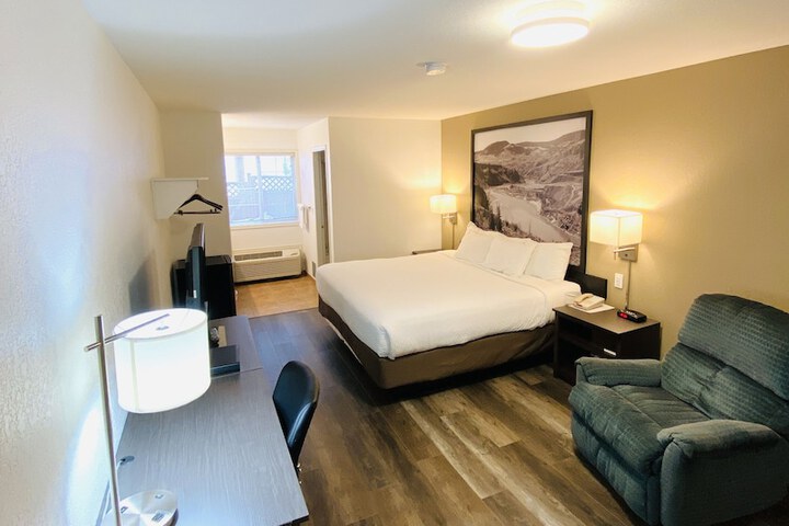Super 8 by Wyndham 100 Mile House