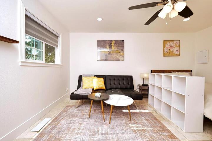 Molivu Homes Studio - PetFriendly - King Bed - W-D
