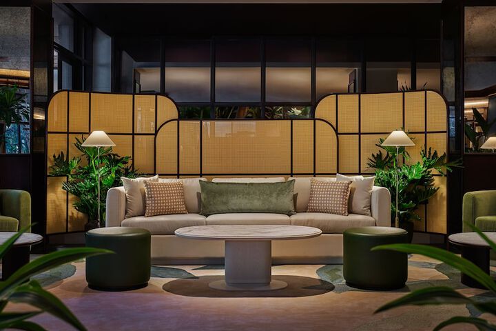 Lounge 86 of 105