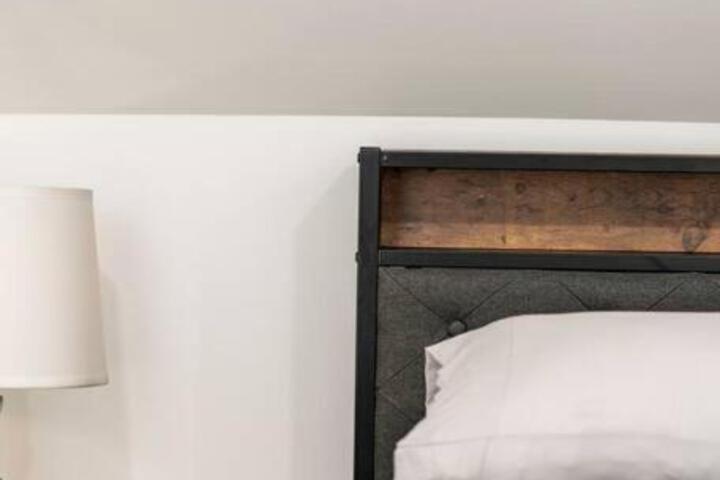 NYC Access 4BR Duplex Sleeps 10 Free Parking