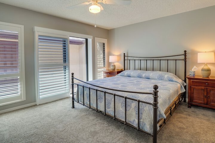 Walk to Restaurants: Downtown Leesburg Townhome!