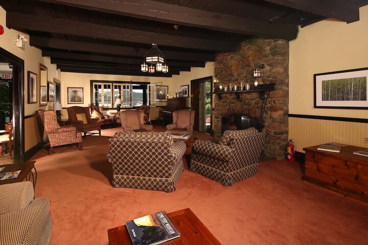 Lounge 23 of 38